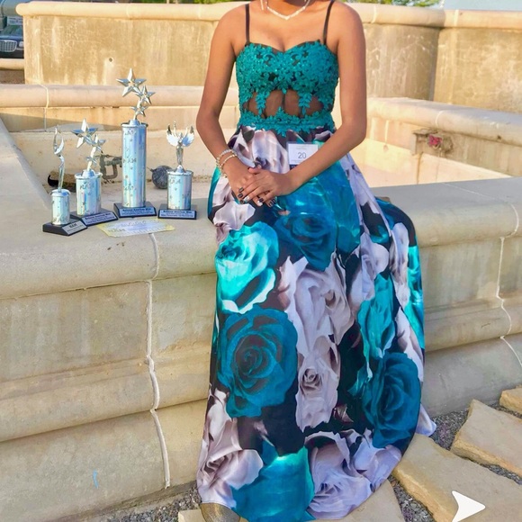 Dresses & Skirts - prom dress